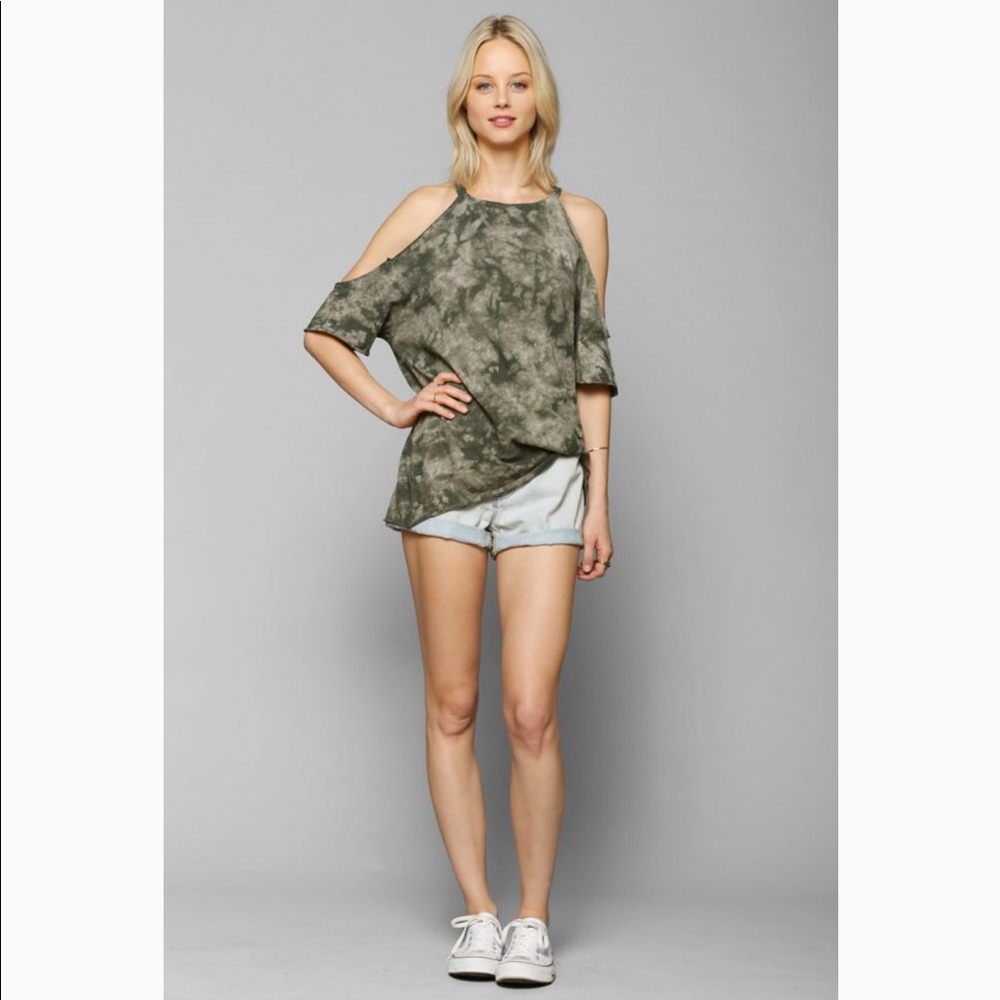 🌴3/$20 Ecote Crystal Dye Cold Shoulder Tee…